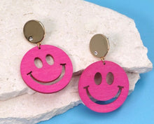 Load image into Gallery viewer, Smiley Face Earrings