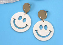 Load image into Gallery viewer, Smiley Face Earrings